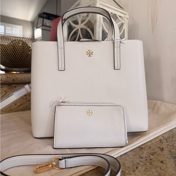 Tory Burch Handbags - New tory burch set Blake tote small & zip cardholder in new ivory color